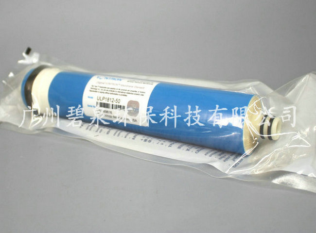 逆渗透净水机就是在高浓度水的一边加压,使水份从高浓度穿过RO膜迫往低 浓度的一边,从而达到把水净化的目的。由于RO膜的孔径是头发丝的一百万分之五( 0.0001 微米) , 一般肉眼无法看到,细菌、病毒是它的5000倍,因此,只有水分子及部分有益人体的矿物离子能够通过,其它杂质及重金属均由废水管排出,所有海水淡化的过 程,以及太空人废水回收处理均采用此方法,因此 RO 膜又称体外的高科技人工肾脏。