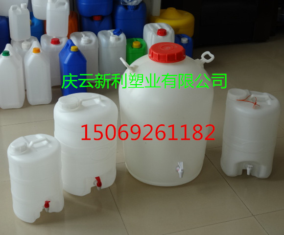 25升水嘴塑料桶,25L水龙头塑料桶厂家,食品包装:醋、油、牛乳、郛酸等 饮料包装:酒、果汁、矿泉水等 化工包装:液体肥料、农药、清洁剂等 医用包装:消毒液、显影液、蒸馏水等 带水嘴塑料桶,底部安装有放料阀门, 水嘴设计为螺旋扣安装,并且阀门处内 凹,运输方便,桶盖带透气功能,方便 放料不渗漏,底部设计可堆码,广泛应 用于白酒,酱油醋,牛郛品等食品行业, 及化工液体的包装,型号规格齐全, 10L,19L,20L,25L,50L,欢迎订购