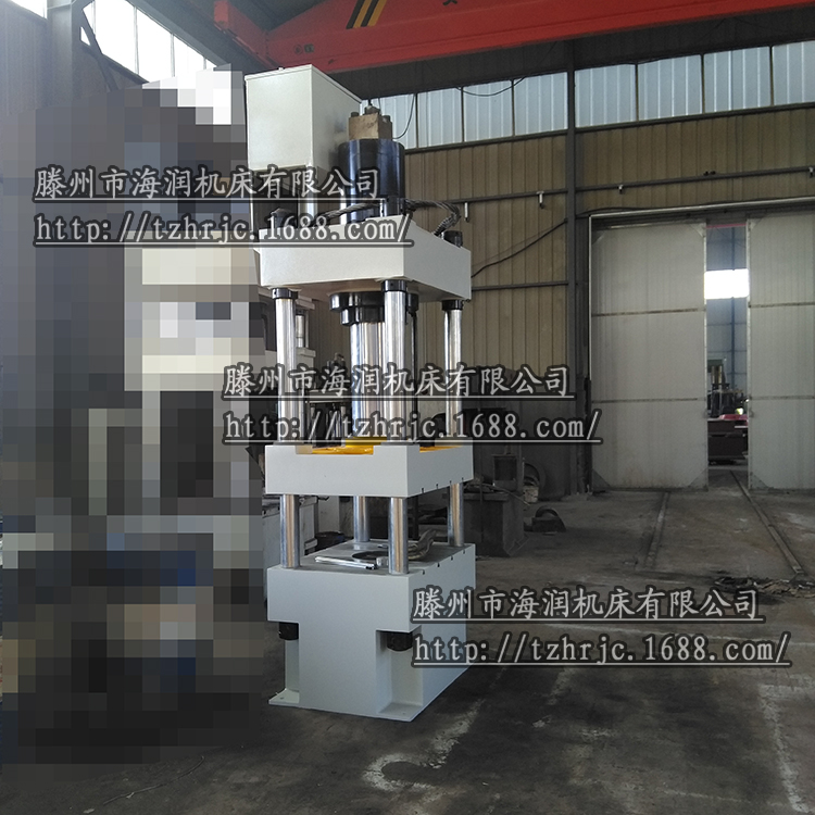 机身为三梁四柱式结构,采用全钢板CO2焊接,焊接后通过回火振动处理,确保机身永不变形。液压系统位于机身内,外型美观,操作方便。该系列压机设有独立的液压与电器控制系统,采用按钮集中控制,可实现定程和定压两种成型工艺,具有压力显示和行程、压力调节等功能。而且导柱、活塞杆中频淬火后镀硬铬处理,永不生锈拉毛,油泵进油口装有独特的过滤装置,确保油泵和阀的使用寿命。油路连接采用进口高压软管,大大降低机器噪声。