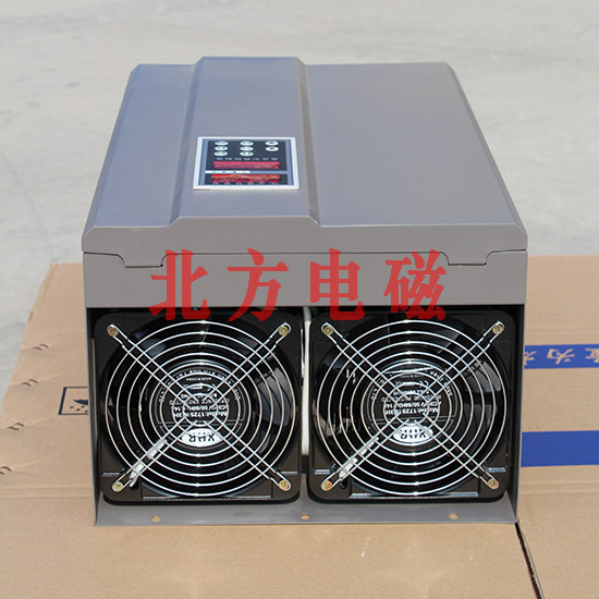 高频电感应磁加热的原理是通过电子线路板组成部分产生交变磁场、当用含铁质容器放置上面时,容器表面即切割交变磁力线而在容器底部金属部分产生交变的电流(即涡流),涡流使容器底部的铁原子高速无规则运动,原子互相碰撞、摩擦而产生热能。从而起到加热物品的效果。因为是铁制容器自身发热,所以热转化率特别高,最高可达到95%。目前的电磁炉,电磁灶都是采用的电磁加热技术。