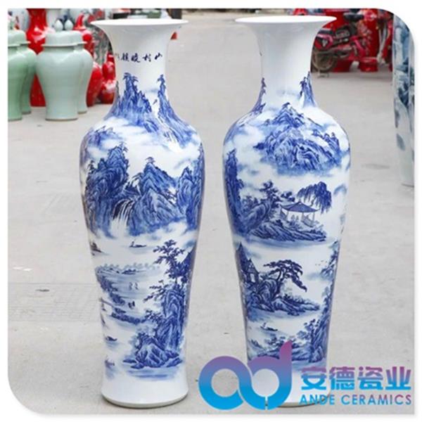 联系人:郑英英 手机:15179858337 电话:0798-8595743 QQ:2692709786 大花瓶落地是景德镇陶瓷花瓶的一种,是直接摆放在地面上的花瓶。大花瓶落地的高度一般在80cm-350cm之间,大花瓶落地的工艺主要有贴花、手绘和雕刻三种。景德镇落地大花瓶多采用纯手工拉坯制作,纯手工绘画而成,画面独特精致,不仅仅装饰效果好,而且具有很高的收藏价值。 郑重承诺:运输途中任何破损由厂家全权负责!!! 注明:网上价格均为电议! 一、大花瓶落地的制作工艺 我厂安德陶瓷生产的落地